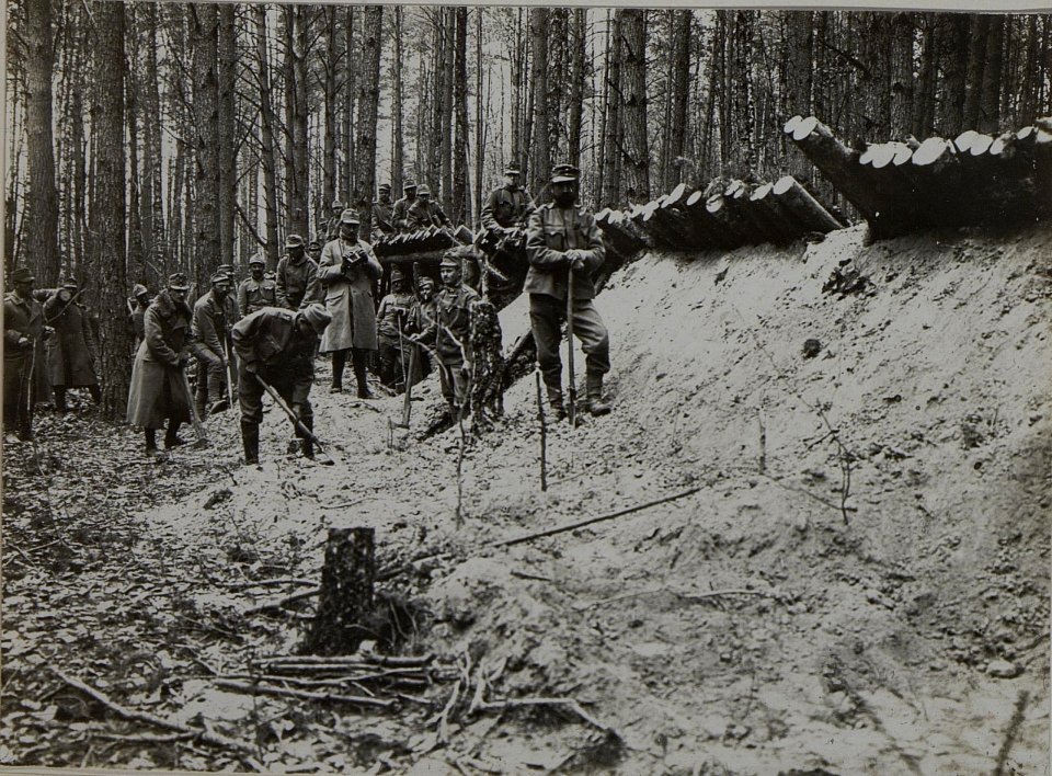 Infanterieregiment 8 beim Bau von Reserveunterständen (Moszcenica) 21.10.1915 (BildID 15455583)