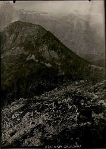 Infanteriestellung von der Turmstellung zum Sattel. Mitte Javorcek, Hintergrund Confinkette und Rombon. (BildID 15736534)