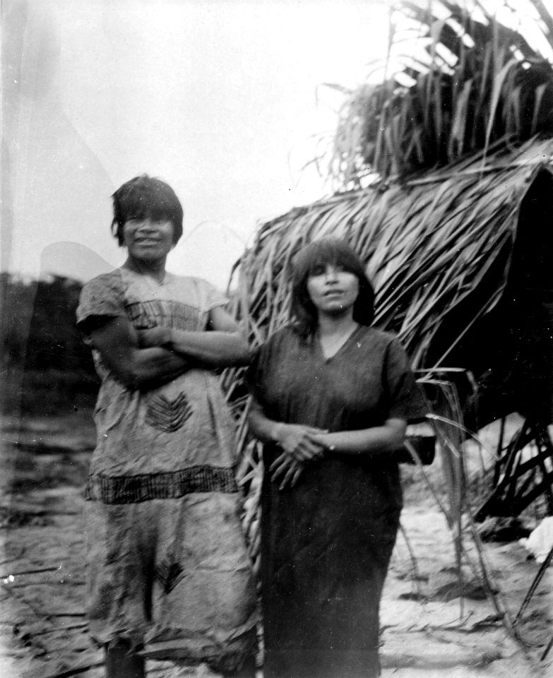 Indianpar vid torrtidshydda på stranden. Rio Madidi. Bolivia - SMVK - 005538
