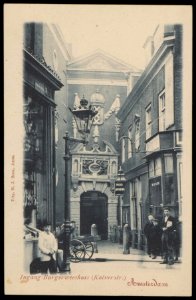 Ingang van het Burgerweeshuis Kalverstraat 92 gezien vanuit de Wijde Kapelsteeg. Uitgave N.J. Boon, Amsterdam