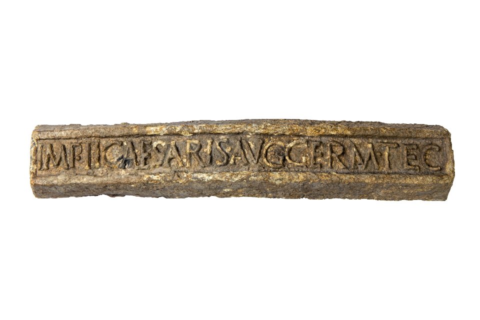 Ingot (baar) in lood met opschrift van Tiberius, 14 tot 37 NC, vindplaats- Tongeren, Vermeulenstraat 3, 2008, in opvullingslaag 551 boven spoor 845, collectie Gallo-Romeins Museum Tongeren, GRM 10834