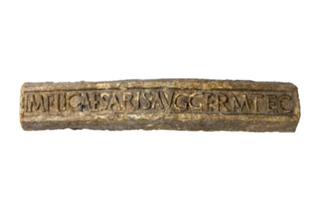 Ingot (baar) in lood met opschrift van Tiberius, 14 tot 37 NC, vindplaats- Tongeren, Vermeulenstraat 3, 2008, in opvullingslaag 551 boven spoor 845, collectie Gallo-Romeins Museum Tongeren, GRM 10834
