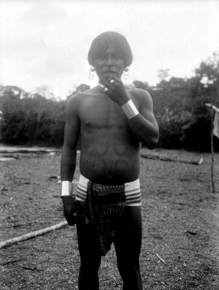 Indianyngling med gördel av glaspärlor och silverarmband. Erh, från Erland Nordenskiöld 1928 - SMVK - 004016
