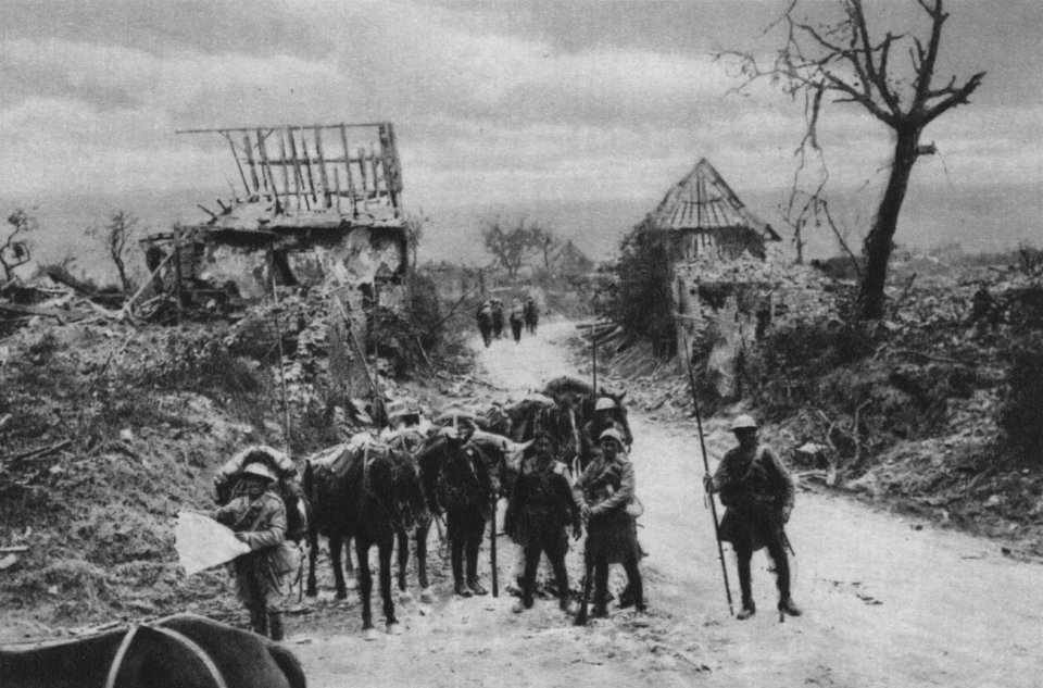 Indische Kavallerie-Patrouulle orientiert sich in Mametz