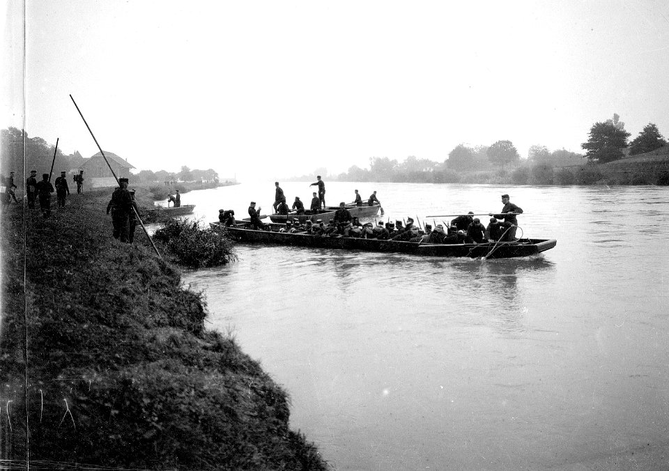 Infanterie Aare mit Kriegsbrücken - CH-BAR - 3236376