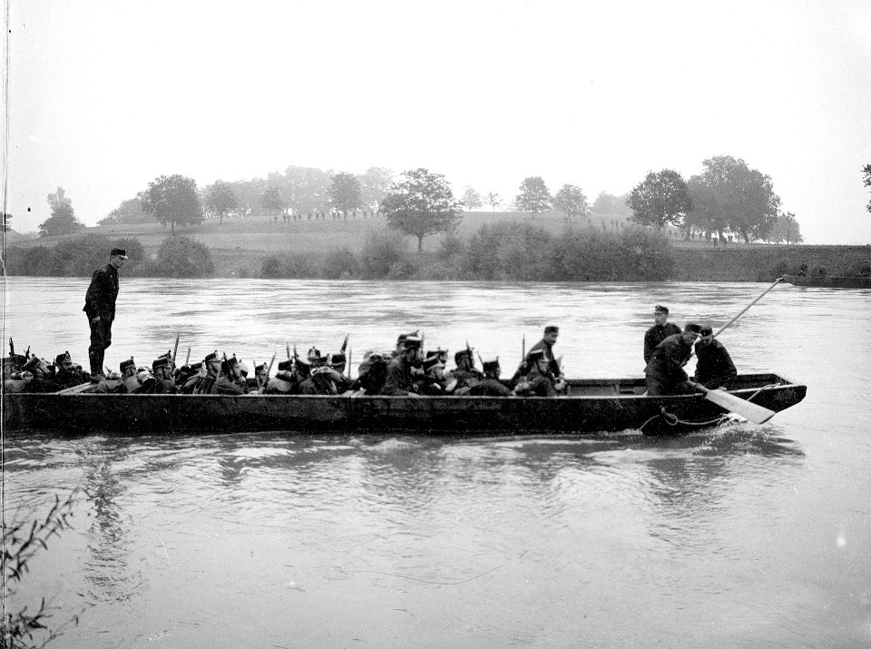 Infanterie Aare mit Kriegsbrücken - CH-BAR - 3236381