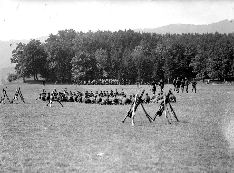 Infanterie auf dem Exerzierplatz - CH-BAR - 3236418