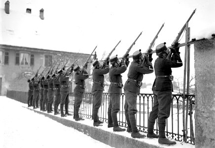 Infanterie bei Uebung an Fliegerabwehrgestell - CH-BAR - 3238002