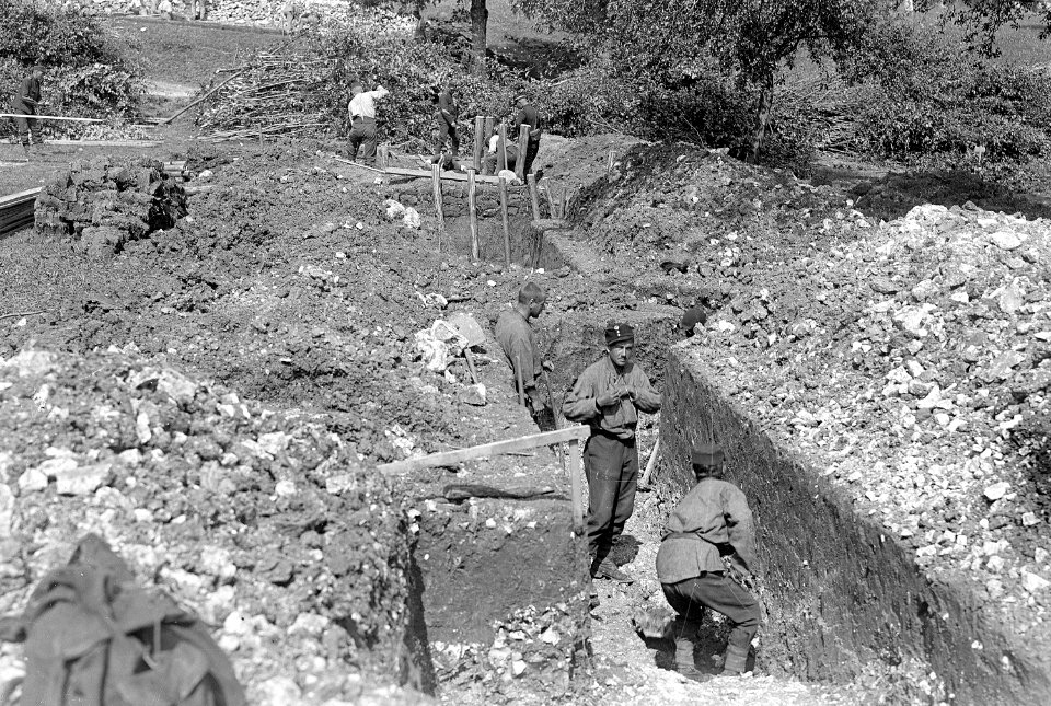 Infanterie beim Bau von Schützengräben - CH-BAR - 3237031