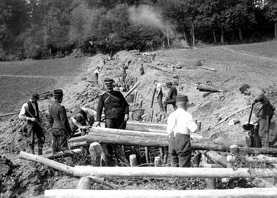 Infanterie beim Bau von Schützengräben - CH-BAR - 3237035