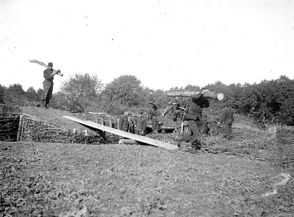 Infanterie beim Schützengrabenbau - CH-BAR - 3236524