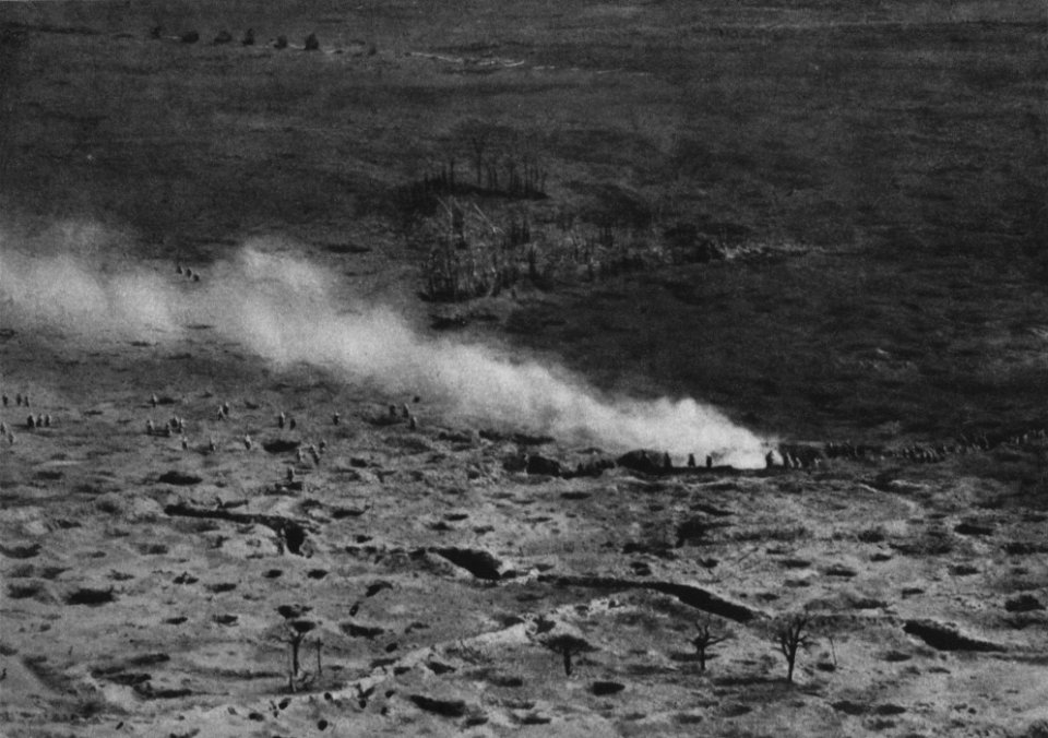Infanterie im Trichtergelände an der Somme