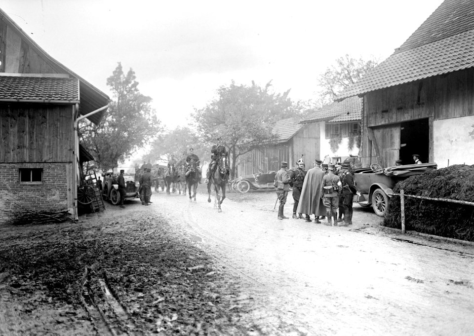 Infanterie Mitrailleure beim Einmarsch in Bärenwil - CH-BAR - 3239086