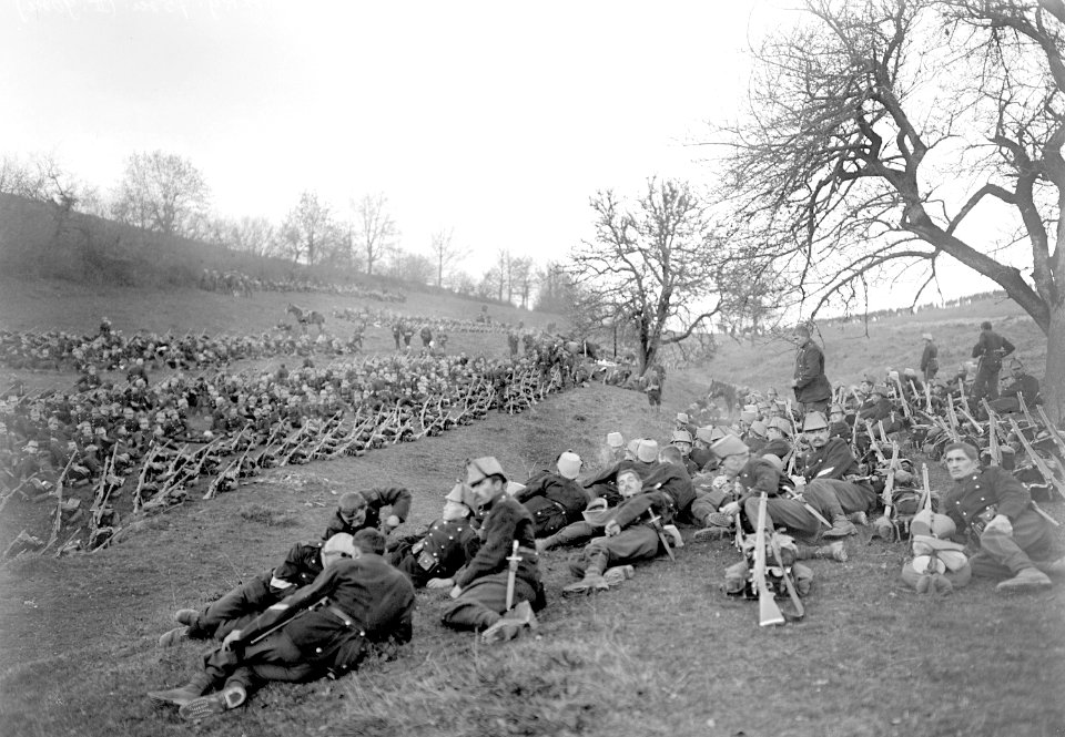 Infanterie wartet im Bereitschaftsraum auf den nächsten Einsatz - CH-BAR - 3239199