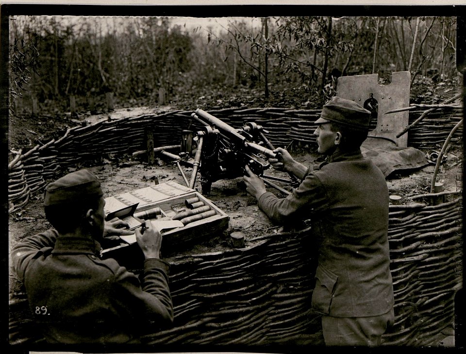 Infanterie-Geschütz im Schützengraben bei Infanterieregiment Nr.27. (BildID 15735208)