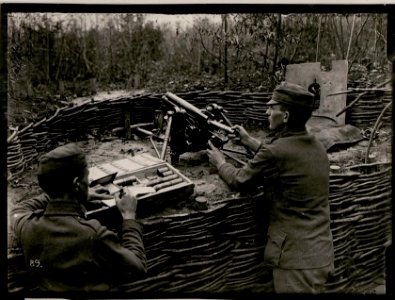 Infanterie-Geschütz im Schützengraben bei Infanterieregiment Nr.27. (BildID 15735208)