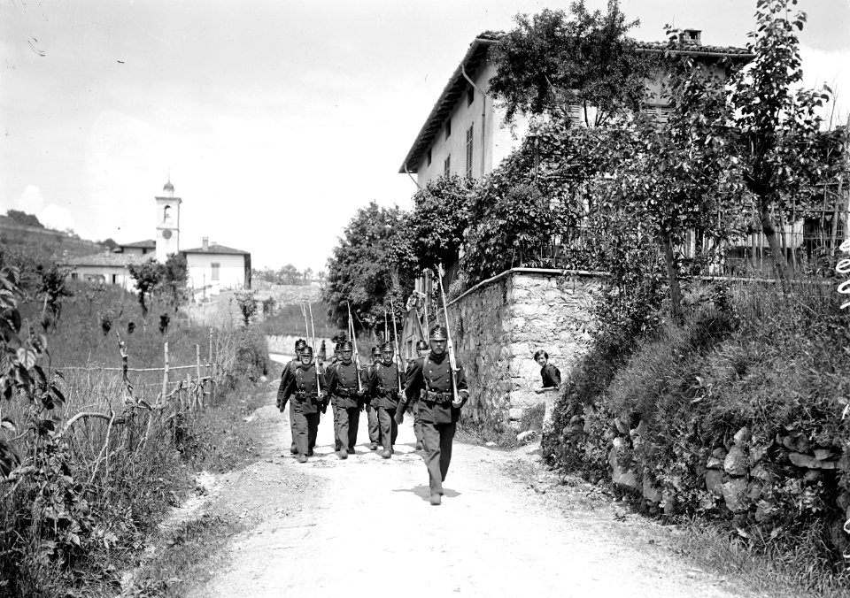 Infanteristen auf dem Weg zur Wachtablösung - CH-BAR - 3238607