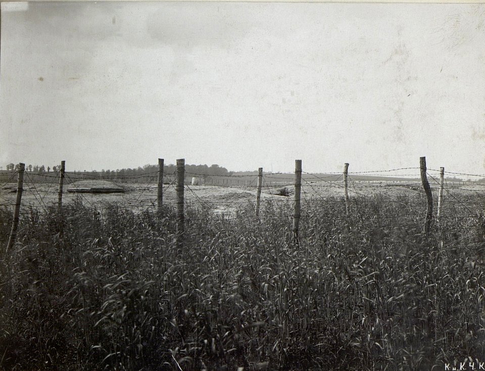 Inf.Beobachtungsstand und rechts Maschinengewehrstand von vorne. (BildID 15691391)