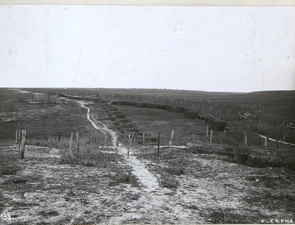 Inf.Stellungen Hindernisse, Strassensperre zwischen Dubnoer und Rownoere Strasse. (BildID 15691482)