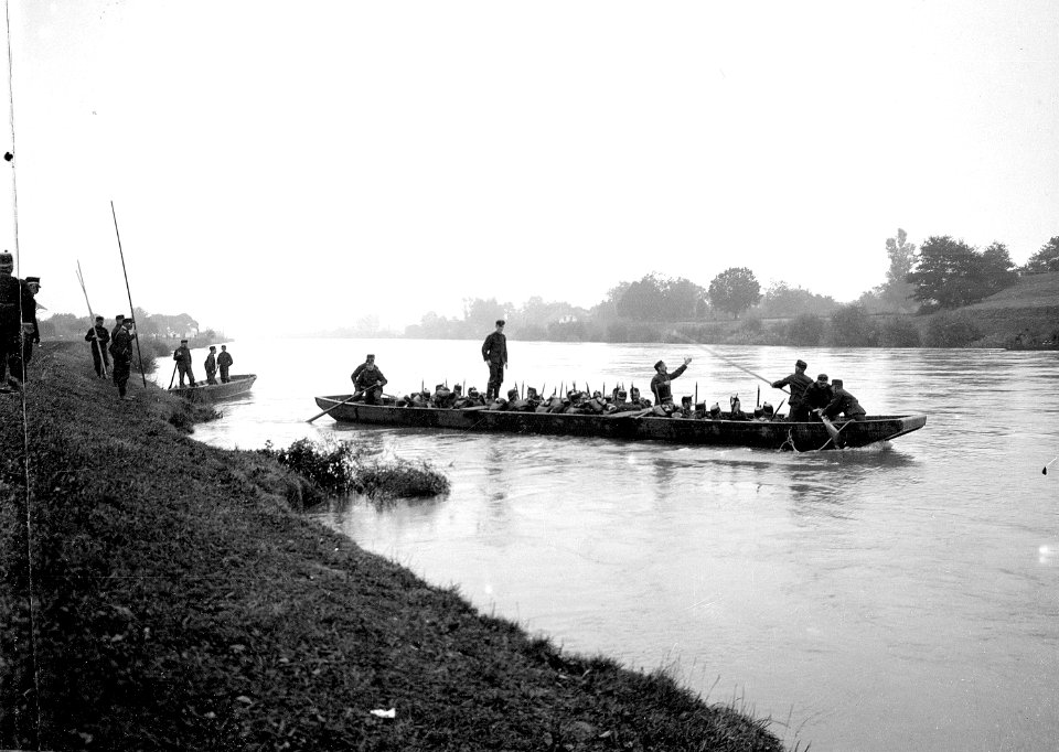 Infanterie Aare mit Kriegsbrücken - CH-BAR - 3236379