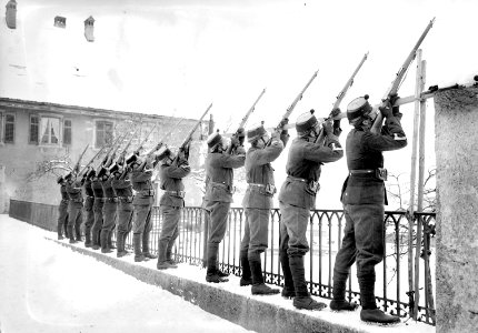 Infanterie bei Uebung an Fliegerabwehrgestell - CH-BAR - 3238000