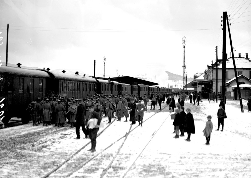 Infanterie steigt in Eisenbahnwagen ein - CH-BAR - 3238293