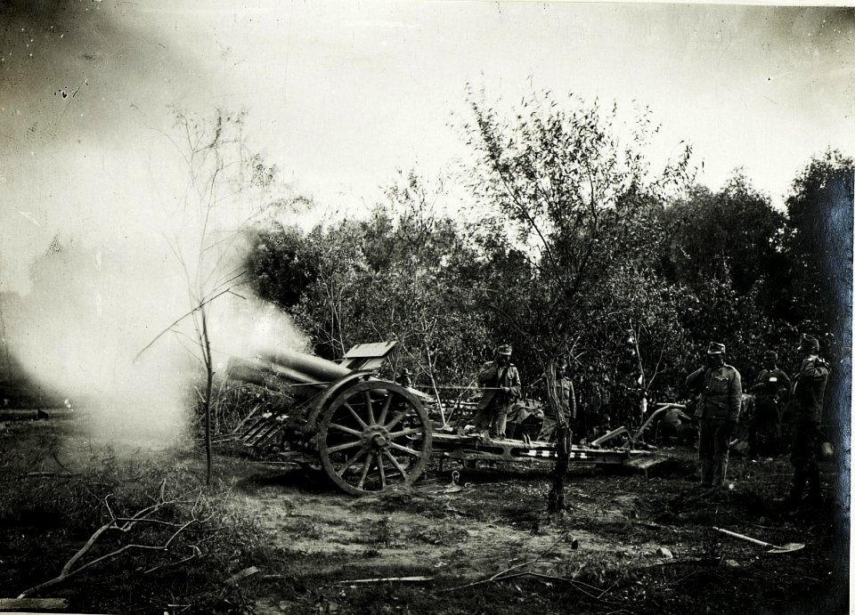 Iwangorod, Fort Wannòwszki. Eigene 15cm Haubitzenbatterie in Feuerstellung am Kehleingang am 5.8.1915. (BildID 15590282)