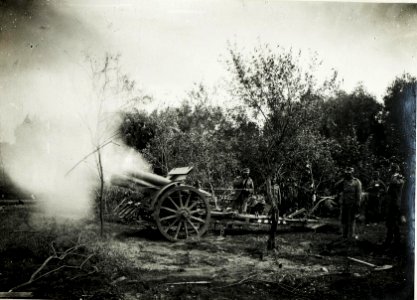 Iwangorod, Fort Wannòwszki. Eigene 15cm Haubitzenbatterie in Feuerstellung am Kehleingang am 5.8.1915. (BildID 15590282)