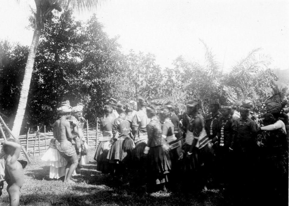 Infödingsdans, s.k. moraego, vid pasanggrahan, Kollawi. Efter foto av W. Kaudern, aug. 1918 - SMVK - 010736c