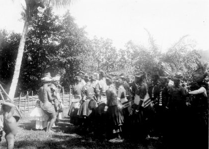 Infödingsdans, s.k. moraego, vid pasanggrahan, Kollawi. Efter foto av W. Kaudern, aug. 1918 - SMVK - 010736c