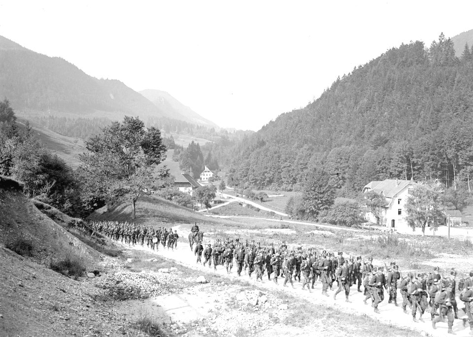 Infanteristen auf dem Marsch über den Weissenstein - CH-BAR - 3239991
