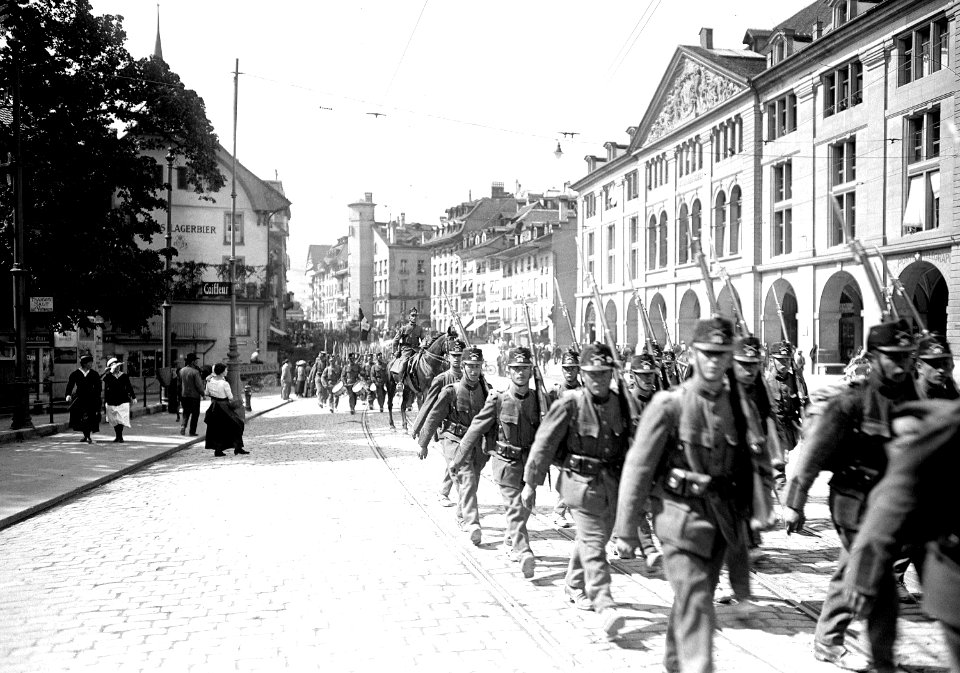 Infanteristen des Inf Rgt 13 auf dem Kornhausplatz - CH-BAR - 3241268
