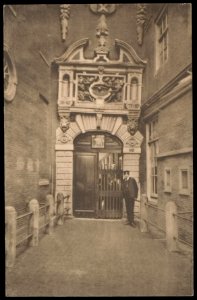 Ingang van het Burgerweeshuis Kalverstraat 92. Uitgave A.J. Nuss, Amsterdam. Met stempel 'Archief C. Spook, tekenaar', Afb PBKD00358000020