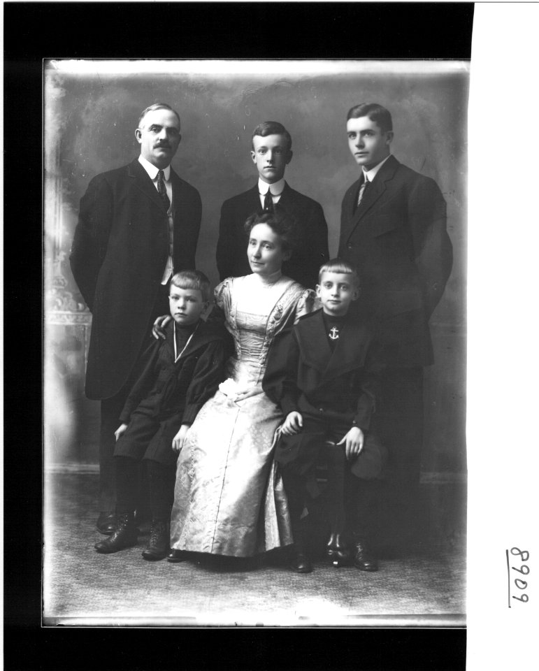 J. A. Hite family portrait 1908 (3195984125)
