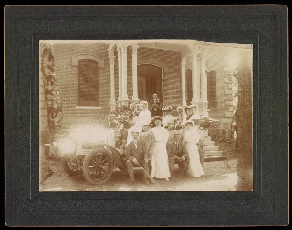 J(oseph) E(dward) W(illard) & B(elle) L(ayton) W(yatt) W(illard) in white Stearns with Sir Wilfrid & Lady Laurier staying with them in Canada Sir W. & L. Laurier in J.E.W.'s old white LCCN2016649565