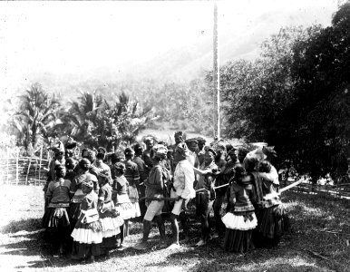 Infödingsdans, s.k. moraego vid pasanggahan. Kollawi. Kulawi, Sulawesi. Indonesien - SMVK - 010736b