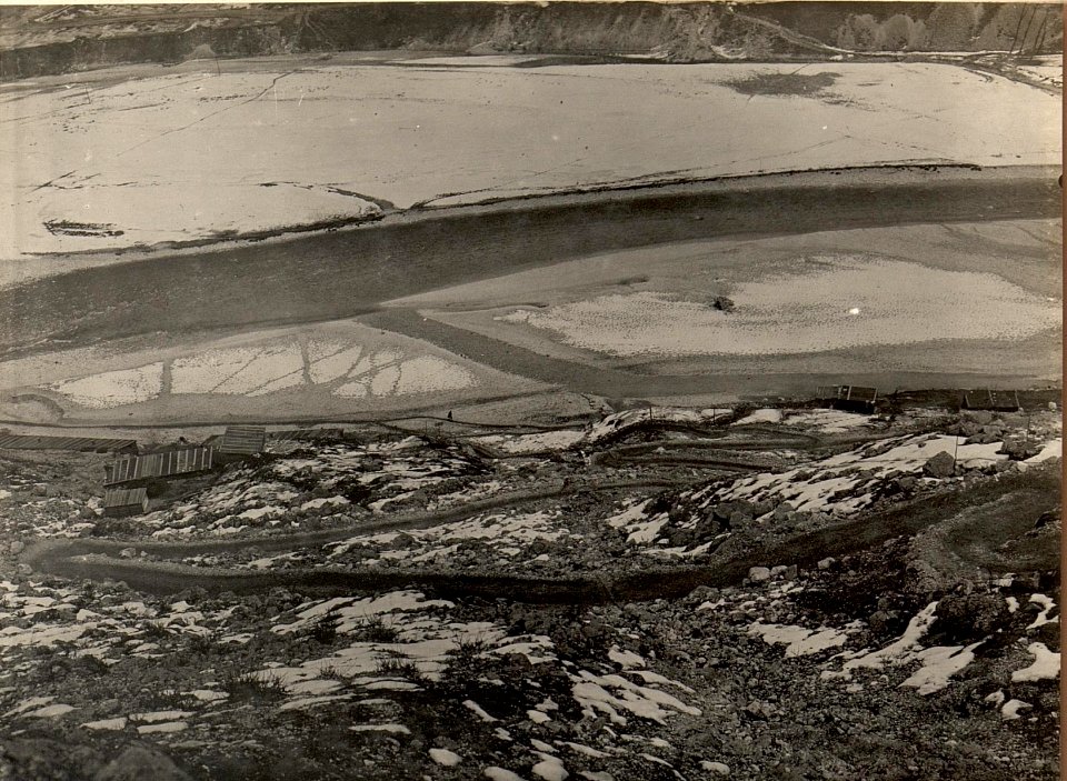 Ing. Pulvon-Weg auf den Kozi Breg, Blick auf die ersten Serpentinen beim Lager Za Otoke, aufgenommen am 21. April 1916 (BildID 15473465)