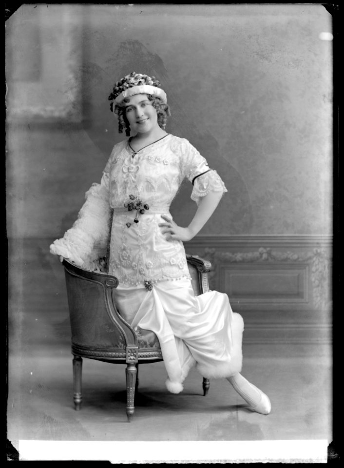 Inga Berentz in Biografflugan at Oscarsteatern 1913 - SMV - NB133