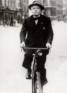 J. Christmas Møller på cykel i London (DH001924)
