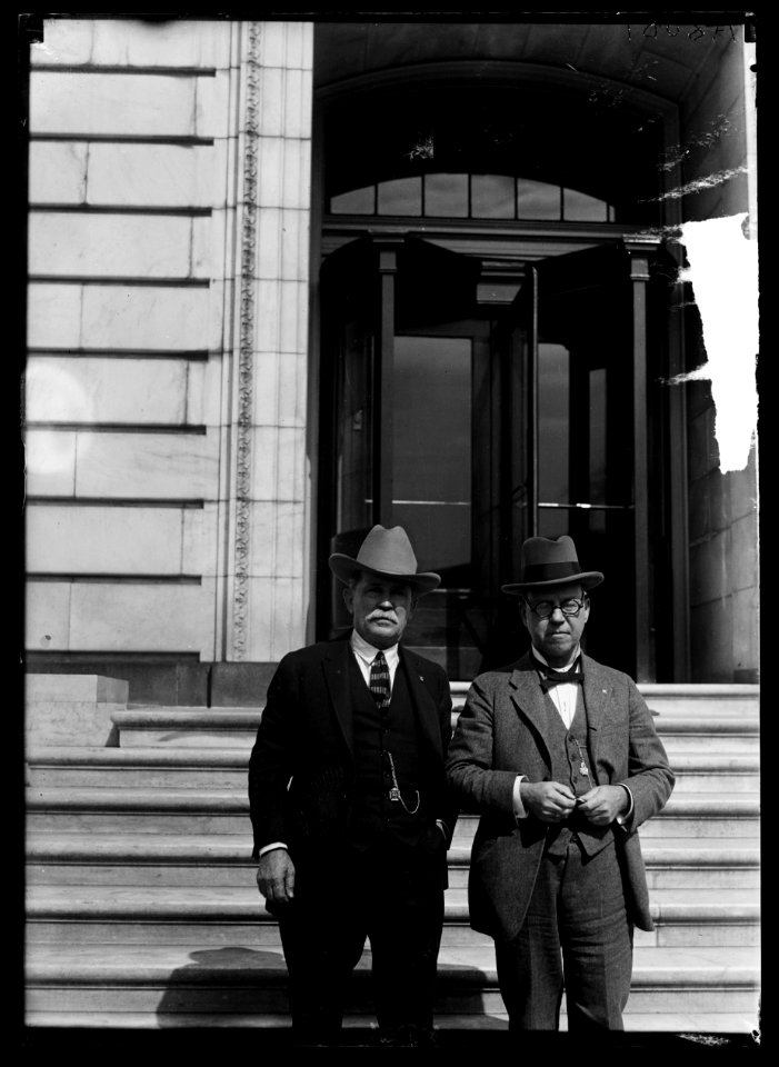 J. Frank Norfleet, Deputy Sheriff, of Hale Center, Texas, left, and W.H. Mercer, Secy. to Senator Mayfield LCCN2016887155