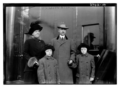 J.H. Ladew and family LCCN2014693447