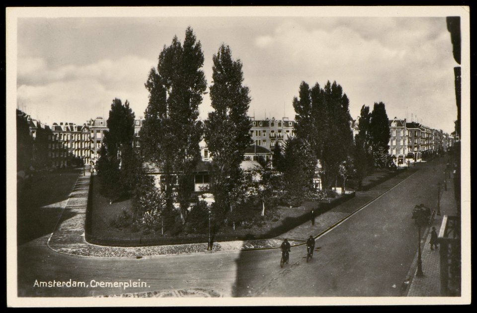 J.J. Cremerplein met rechts de Eerste Helmersstraat. Uitgave J. Sleding, Amsterdam, Afb PBKD00019000006