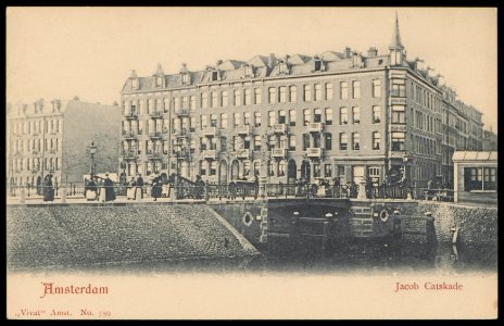 Jacob Catskade met rechts de Tweede Nassaustraat en op de voorgrond de Singelgracht. Uitgave Vivat, Amsterdam, Afb PBKD00017000001
