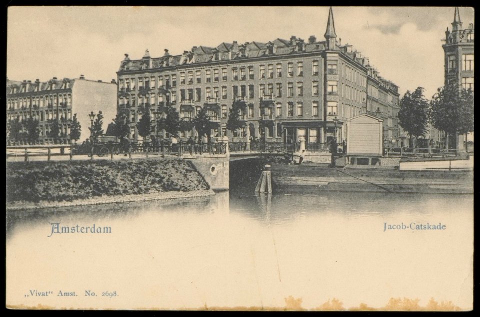 Jacob Catskade met rechts de Tweede Nassaustraat en op de voorgrond de Singelgracht. Uitgave Vivat, Amsterdam, Afb PBKD00017000002