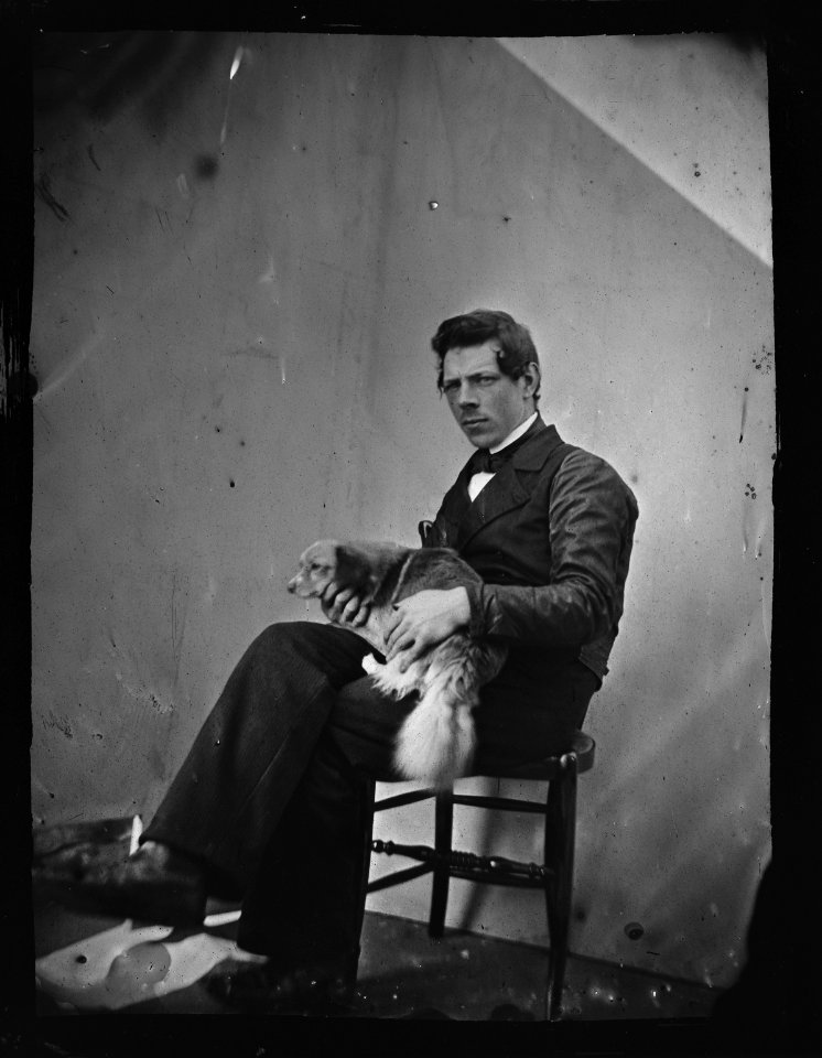 Jacob Olie Jbz (1834-1905) Zelfportret, schrijlings op stoel, met hondje op schoot (max res)