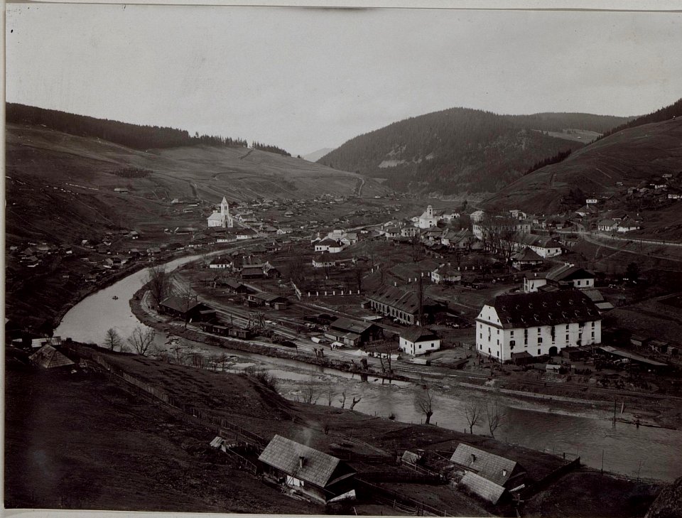 Jakobeny, links die evang. Kirche, rechts die röm.kath.kirche. (BildID 15453207)