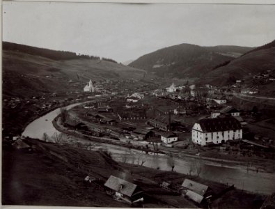 Jakobeny, links die evang. Kirche, rechts die röm.kath.kirche. (BildID 15453207)