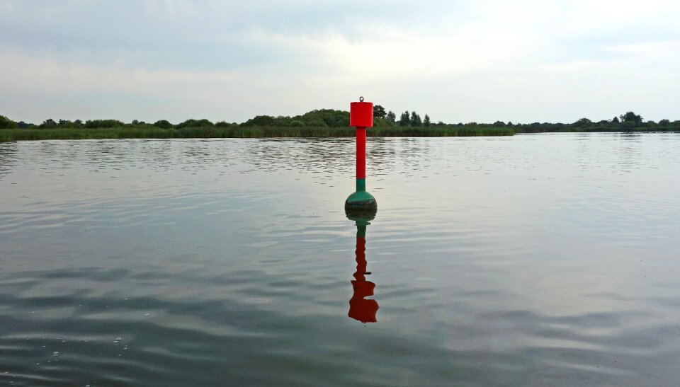 Watermarkering waters setting of buoys
