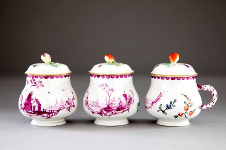 Krämkoppar 1700-talets andra hälft gjorda i porslin med knoppar i form av frukter - Hallwylska museet - 93856