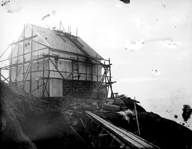 Kråkenes lighthouse under construction